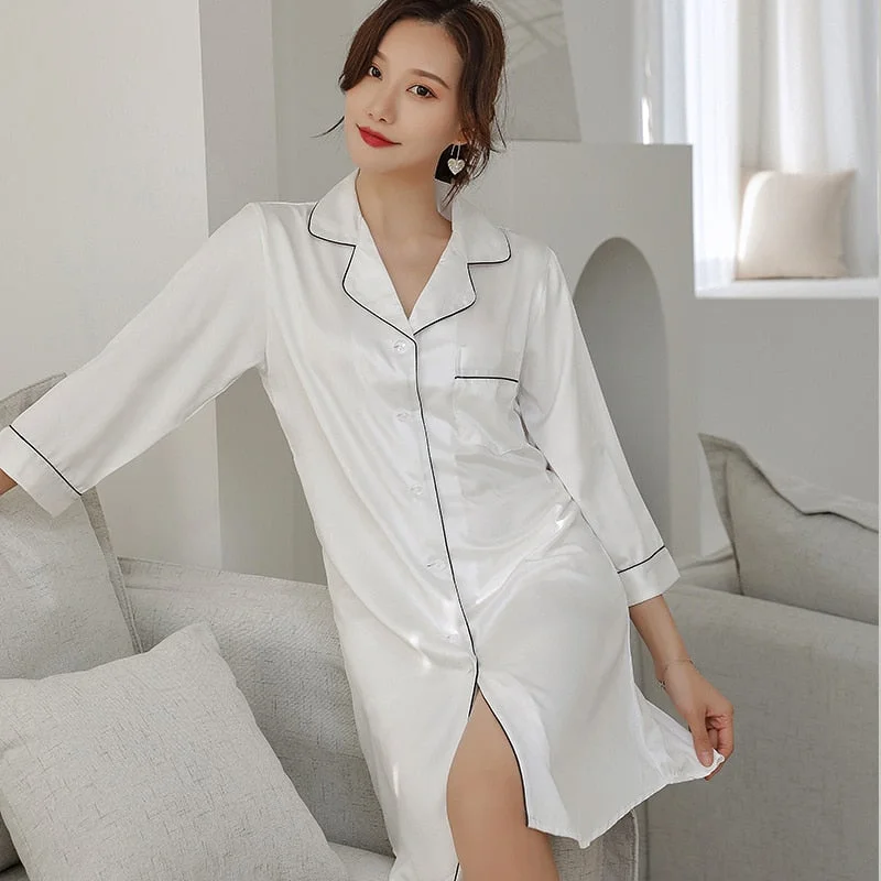 women's pajamas with a charming floral patternChemise de Nuit Satin Longue Manches Longues