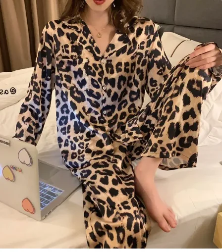 women's pajamas with cozy footiesPyjama Femme Satin Imprimé Animal